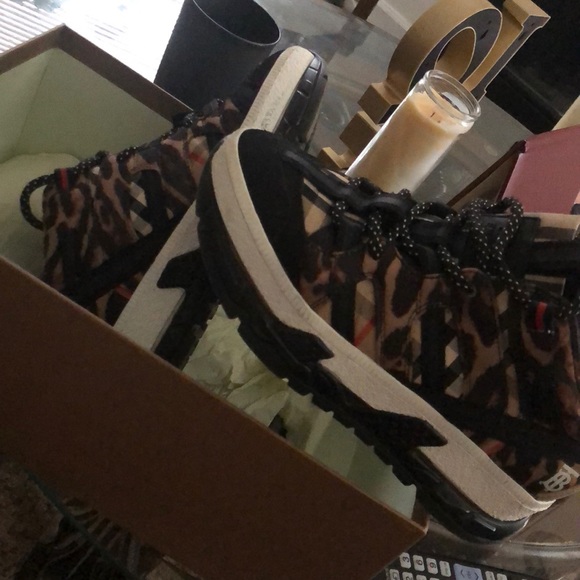 New Burberry sneakers clean size 6.5 women - Picture 1 of 5